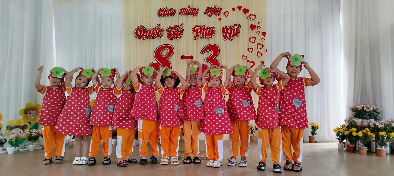 LÀM BÁNH TẶNG MẸ NHÂN NGÀY 8/3 CỦA CÁC BÉ KHỐI LÁ
